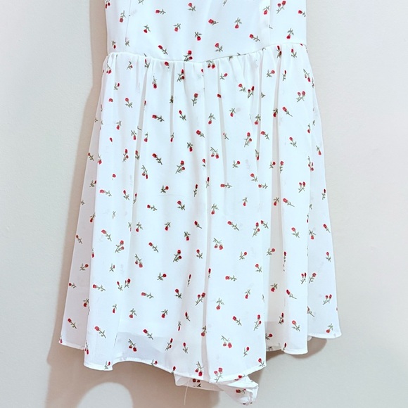 4/$10🎄Forever 21 White Romper w Ditsy Rose Pattern and Criss Cross Straps - Picture 3 of 13